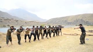 قوات أفغانية مناهضة لحركة طالبان تجري تدريبات ومناورات في وادي بنجشير 