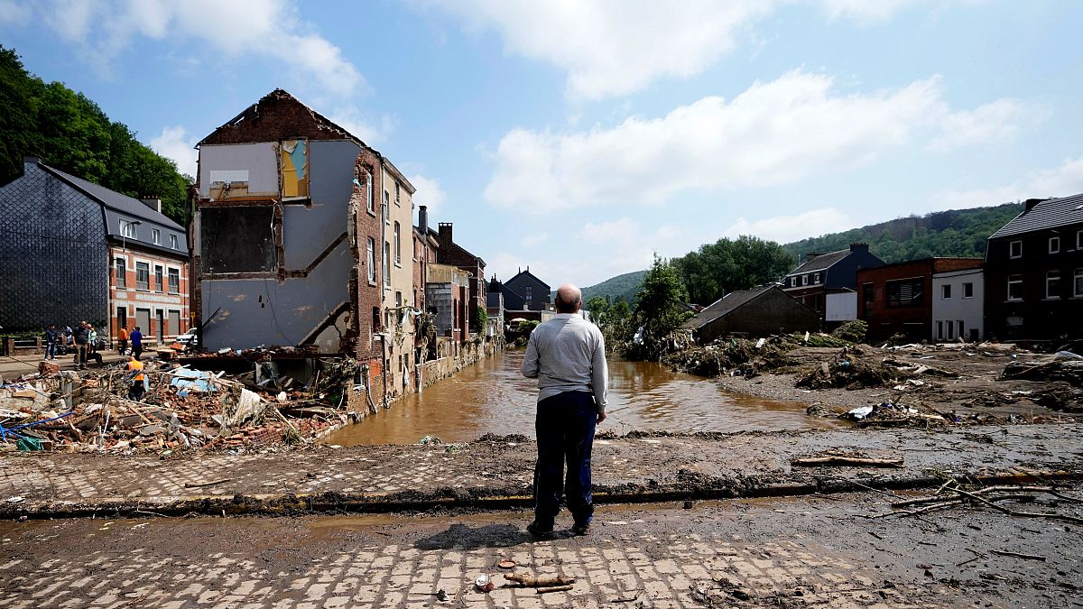 Un homme observe les dégâts à Pepinster en Belgique, le 17 juillet 2021