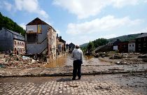 Un homme observe les dégâts à Pepinster en Belgique, le 17 juillet 2021