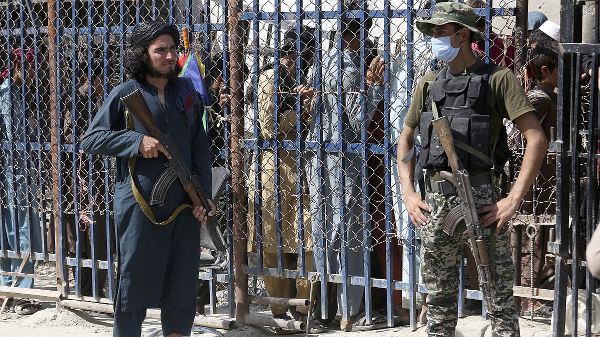 یک طالب در کنار سربازی پاکستانی