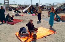 پناهجویان افغان در انتظار عبور از گذرگاه مرزی چمن پاکستان