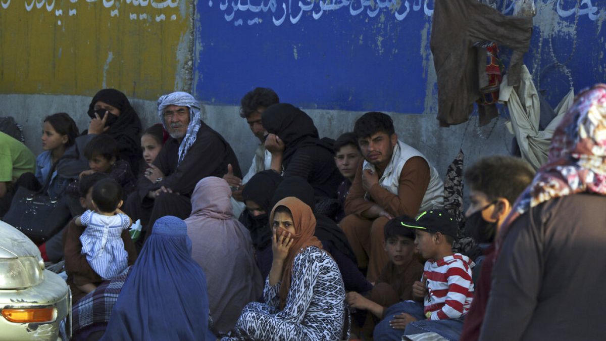 Többszáz ember várakozott napokon keresztül a kabuli reptér mellett, hogy elmenekülhessenek Afganisztánból