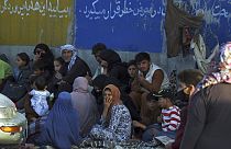 Többszáz ember várakozott napokon keresztül a kabuli reptér mellett, hogy elmenekülhessenek Afganisztánból