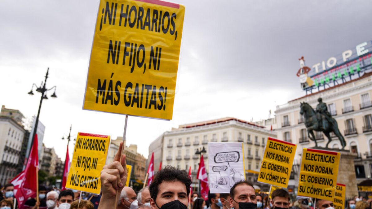Manifestantes protestan en España en junio de 2021 contra la nueva regulación de la tarifa eléctrica