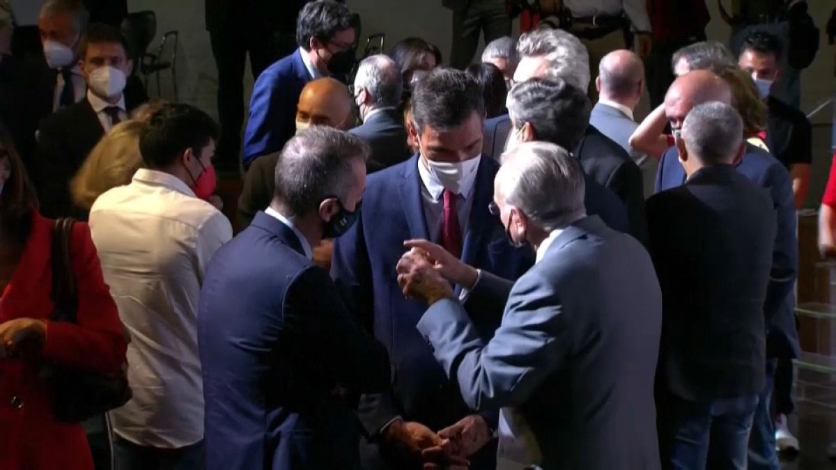 Pedro Sánchez, hablando con algunos empresarios durante su comparecencia en Madrid