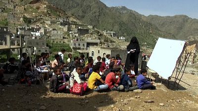 شاهد: أطفال اليمن يعودون إلى المدرسة وسط الحرب والجائحة