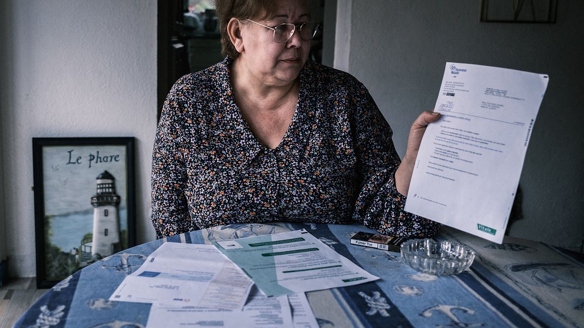  جين بوتشين  وصور لرسالة المحكمة، في منزلها القريب من مدينة ليون الفرنسية. 