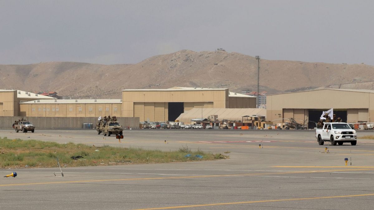 خودروهای طالبان در فرودگاه بین‌المللی حامد کرزی کابل