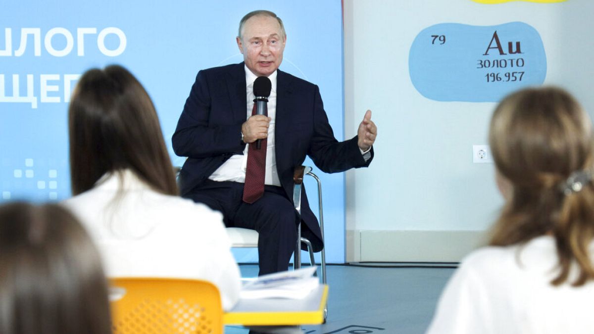 Vladimir Poutine face à des élèves à l'occasion de la rentrée scolaire, à Vladivostok, le 1er septembre 2021, Russie
