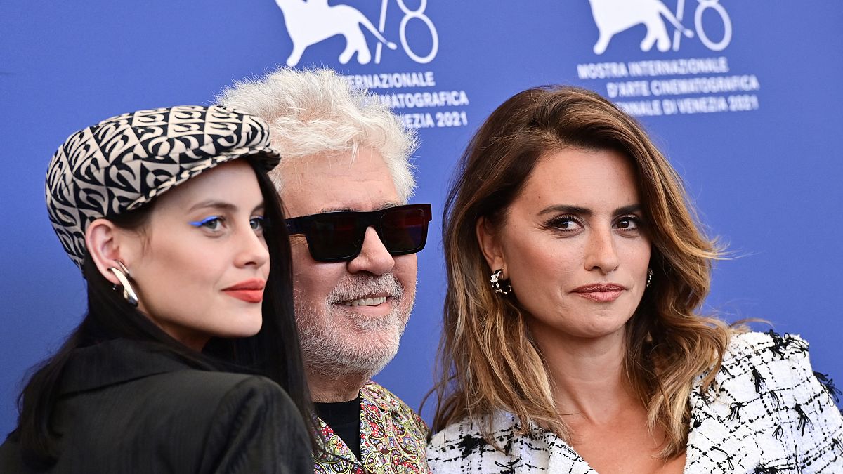 الممثلة الإسبانية ميلينا سميت والمخرج الإسباني بيدرو ألمودوفار والممثلة الإسبانية بينيلوبي كروز في يوم افتتاح مهرجان البندقية السينمائي الثامن والسبعين ، في 1 سبتمبر 2021.