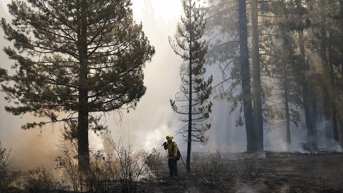 رجل أطفاء يطفئ النيران بالقرب من ساوث ليك تاهو ، كاليفورنيا. 2021/09/01