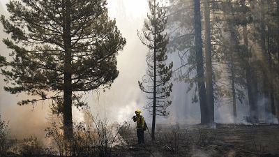 رجل أطفاء يطفئ النيران بالقرب من ساوث ليك تاهو ، كاليفورنيا. 2021/09/01