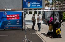 شركة فاكسيرا المصرية، حيث يتم إنتاج قارورة لقاح سينوفاك الصيني ضد فيروس كورونا في العاصمة القاهرة.