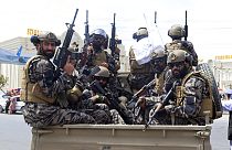 Az amerikaiaktól szerzett felszerelésben parádéznak a tálib katonák 