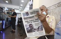 رجل يقرأ جريدة عنوانها الرئيسي إيقاف رجل الاعمال التونسي نبيل القروي في مدينة تبسة الجزائرية. 2021/08/31