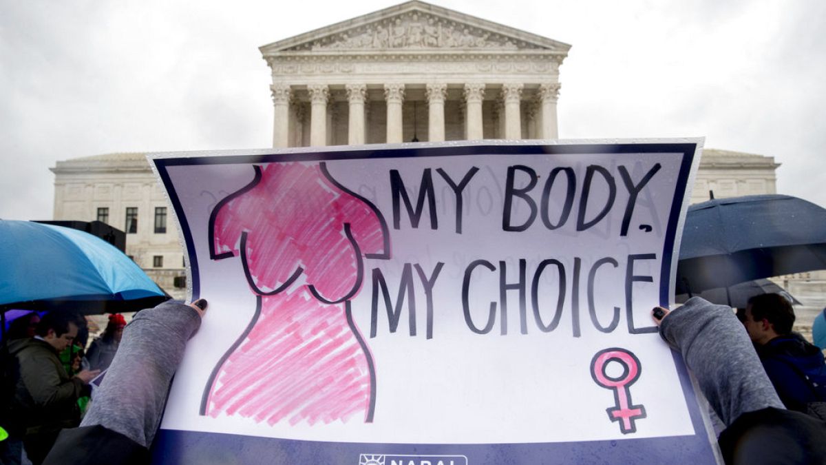 Un attivista pro aborto tiene un cartello con la scritta "Il mio corpo. La mia scelta" durante una manifestazione fuori dalla Corte Suprema a Washington, 20/03/18