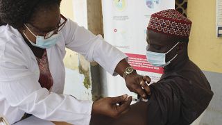 Nigeria health workers take jabs to rural areas