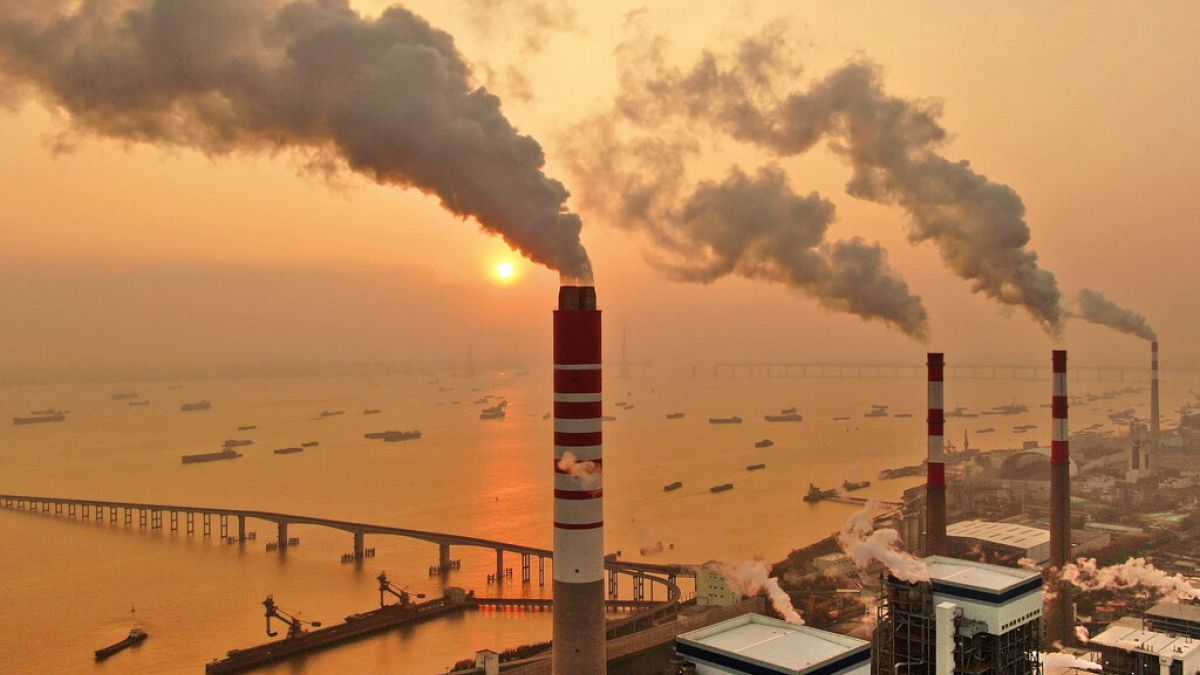 Erőmű a Jance folyó partján Kínában. Kína bocsájtja ki a világon a legtöbb üvegházhatású gázt