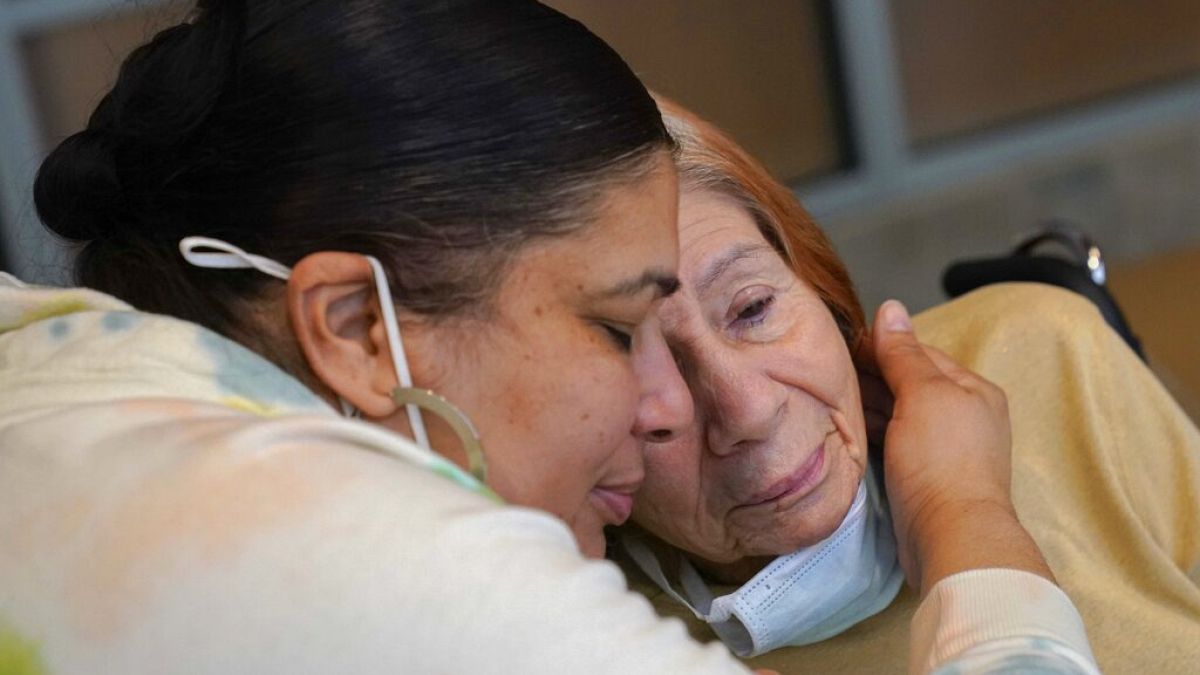 Rosa DeSoto abraza a su madre Gloria DeSoto, de 93 años, que sufre demencia