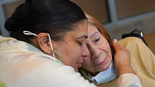 Rosa DeSoto abraza a su madre Gloria DeSoto, de 93 años, que sufre demencia