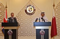 وزير الخارجية القطري الشيخ محمد بن عبد الرحمن آل ثاني  ووزير الخارجية البريطاني دومينيك في مؤتمر صحفي بالدوحة الخميس 02 أيلول/سبتمبر 2021