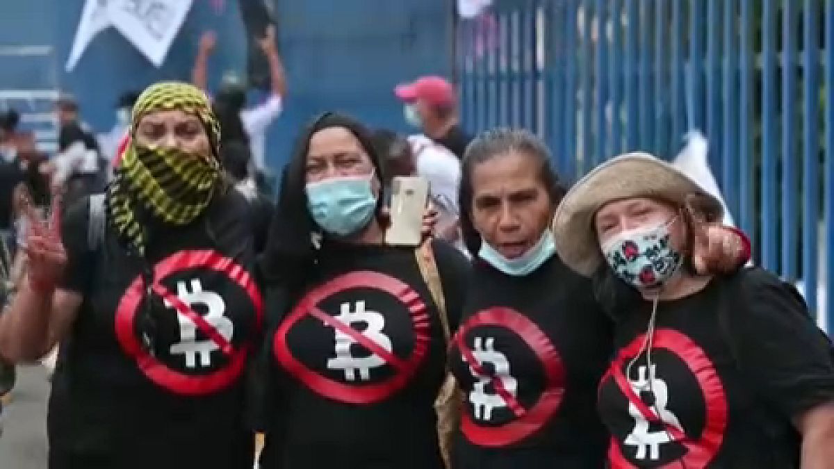 Manifestantes contra la ley del bitcoin en El Salvador