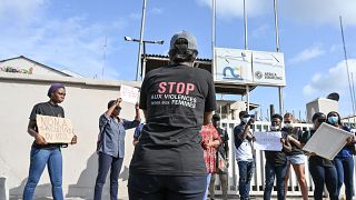 وقفة احتجاجية نسائية في عاصمة ساحل العاجل، أبيدجان، للتنديد بمقدم برامج تلفزيونية لـ"تبريره الاغتصاب"