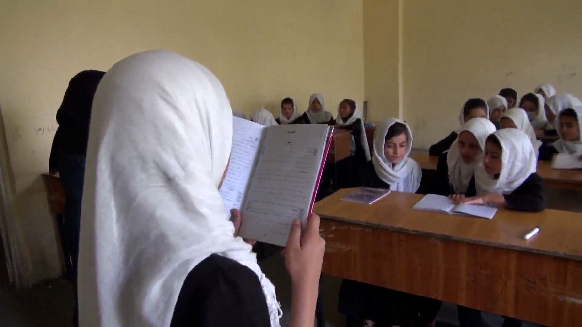 Taliban'ın ilk iktidarı sırasında sosyal hayattan soyutlanan kadınlar ve eğitim almalarına izin verilmeyen kız çocukları geleceklerinin ne olacağını merak ediyor.