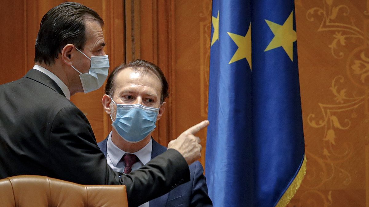 Regierungschef Florin Citu und sein Parteichef Ludovic Orban im Parlament im Dezember. Die Drei-Parteien-Koalition ist seit Ende 2020 im Amt.
