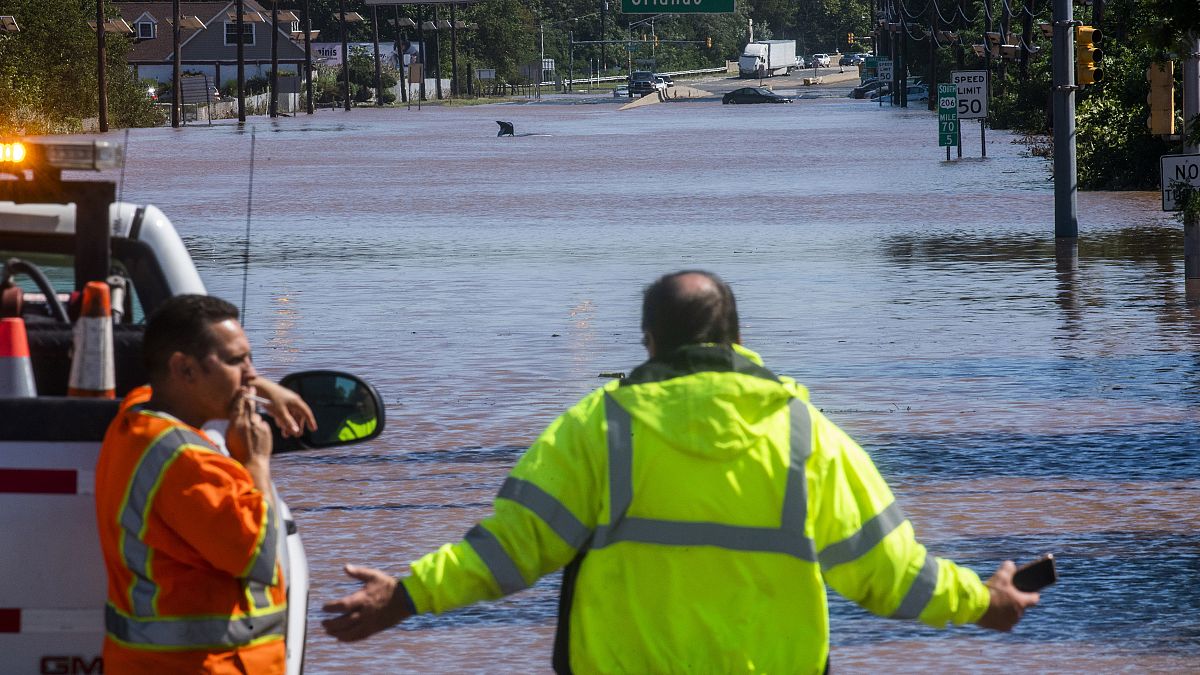 La gente observa la ruta 206 parcialmente inundada como resultado de los remanentes del huracán Ida en Somerville, Nueva Jersey, el 2 de septiembre de 2021.