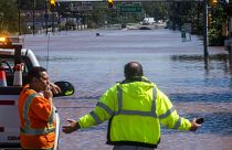 La gente observa la ruta 206 parcialmente inundada como resultado de los remanentes del huracán Ida en Somerville, Nueva Jersey, el 2 de septiembre de 2021.
