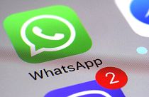 A WhatsApp ikonja egy okostelefon kijelzőjén.