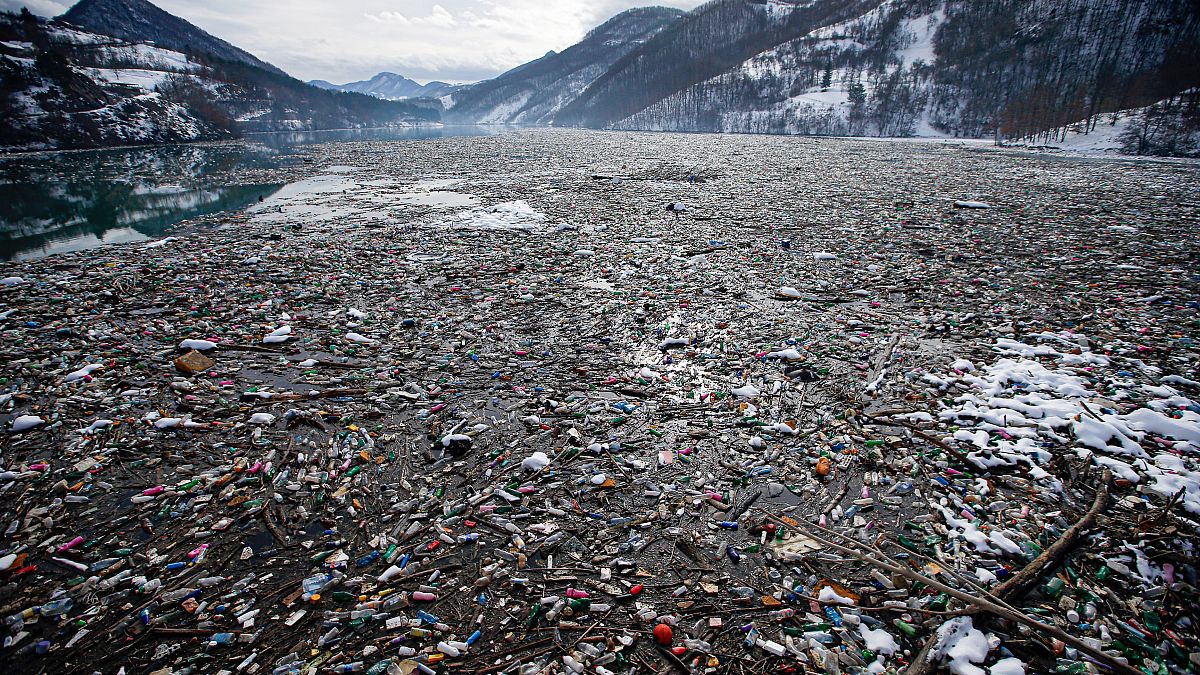 نفايات بلاستيكية تطفو على سطح بحيرة بوتبيكو في صربيا. 2021/01/22