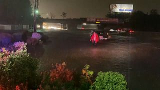 شاهد: إعصار آيدا يدفع سائقين لترك سيارتهم على طريق سريعة بولاية نيويورك خوفا من مياه الفيضانات
