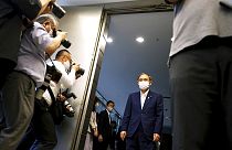 Japon: impopulaire, le premier ministre Yoshihide Suga jette l'éponge