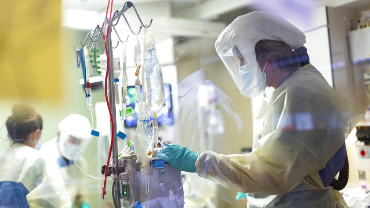 Kórházi dolgozó ellenőrzi egy koronavírusos beteg szobáját