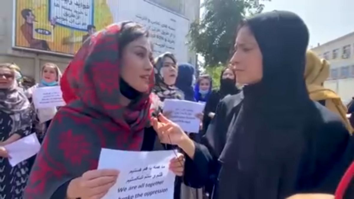 راهپیمایی فعالان حقوق زنان در کابل با شعار «ما همه با هم هستیم، ظلم و ستم شکستیم» 