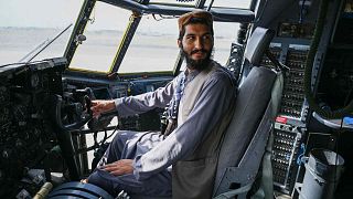 مقاتل من طالبان يجلس في قمرة قيادة طائرة تابعة للقوات الجوية الأفغانية في مطار كابول، أفغانستان، 31 أغسطس 2021