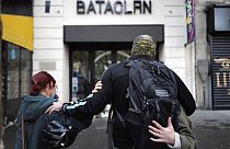 Angehörige trauern vor dem Bataclan-Konzertsaal in Paris