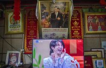 Эфир китайского телеканала на фоне фото Си Цзиньпина в Тибете