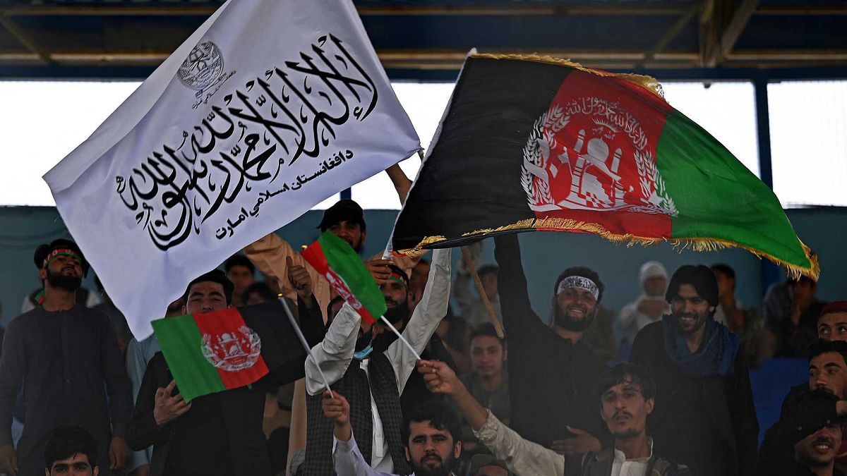 Kabil'de kriket maçında Afganistan ile Taliban bayrakları yan yana