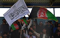 Kabil'de kriket maçında Afganistan ile Taliban bayrakları yan yana