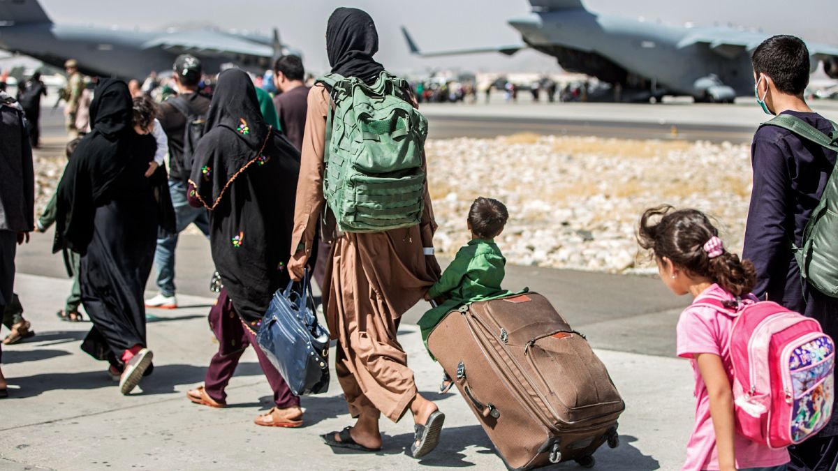 عائلات أفغانية مقيمة في الولايات المتحدة في مطار كابول في أفغانستان.