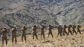 تشارك حركة المقاومة الأفغانية والقوات المناهضة لطالبان في تدريب عسكري في منطقة مليمة بمديرية دارا في مقاطعة بنجشير في، أفغانيتان، 2 سبتمبر 2021