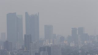 الهواء الملوث يغطي سماء مدينة مكسيكو. 2021/04/25