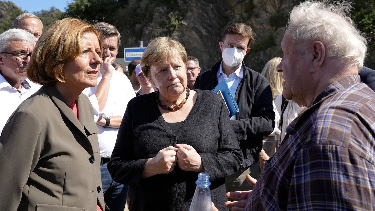 Ангела Меркель общается с жителями Альтенар, одной из наиболее пострадавших от наводнений коммун, 3 сентября 2021 г. 