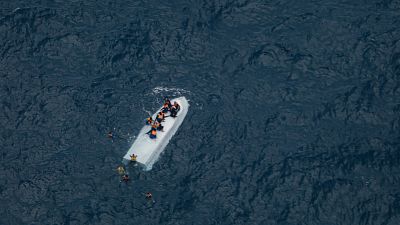مهاجرون عالقون على فوق قاع قارب قبالة السواحل الليبية