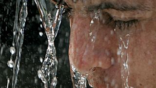 شاب يسكب على رأسه الماء خلال يوم ارتفعت فيه درجة الحرارة كثيرا في العاصمة القبرصية نيقوسيا. 2007/07/30