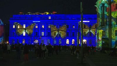 Berlino a colori nella notte delle luci spinge il covid più in là 