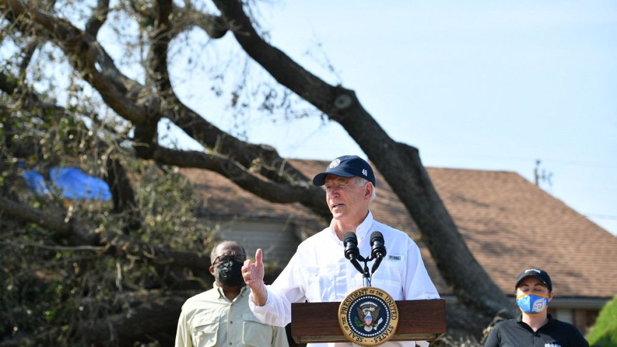 Biden promete auxílio às vítimas do furacão na Louisiana